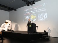 Und dann kommt der grosse Moment des Projektleiters Hermann Dür, der die Konferenz eröffnet und den ersten Redner vorstellt: